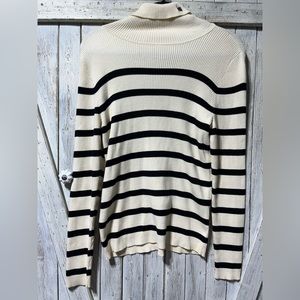Ralph Lauren ladies Lightweight turtleneck Sweater. Very Nice. Warm